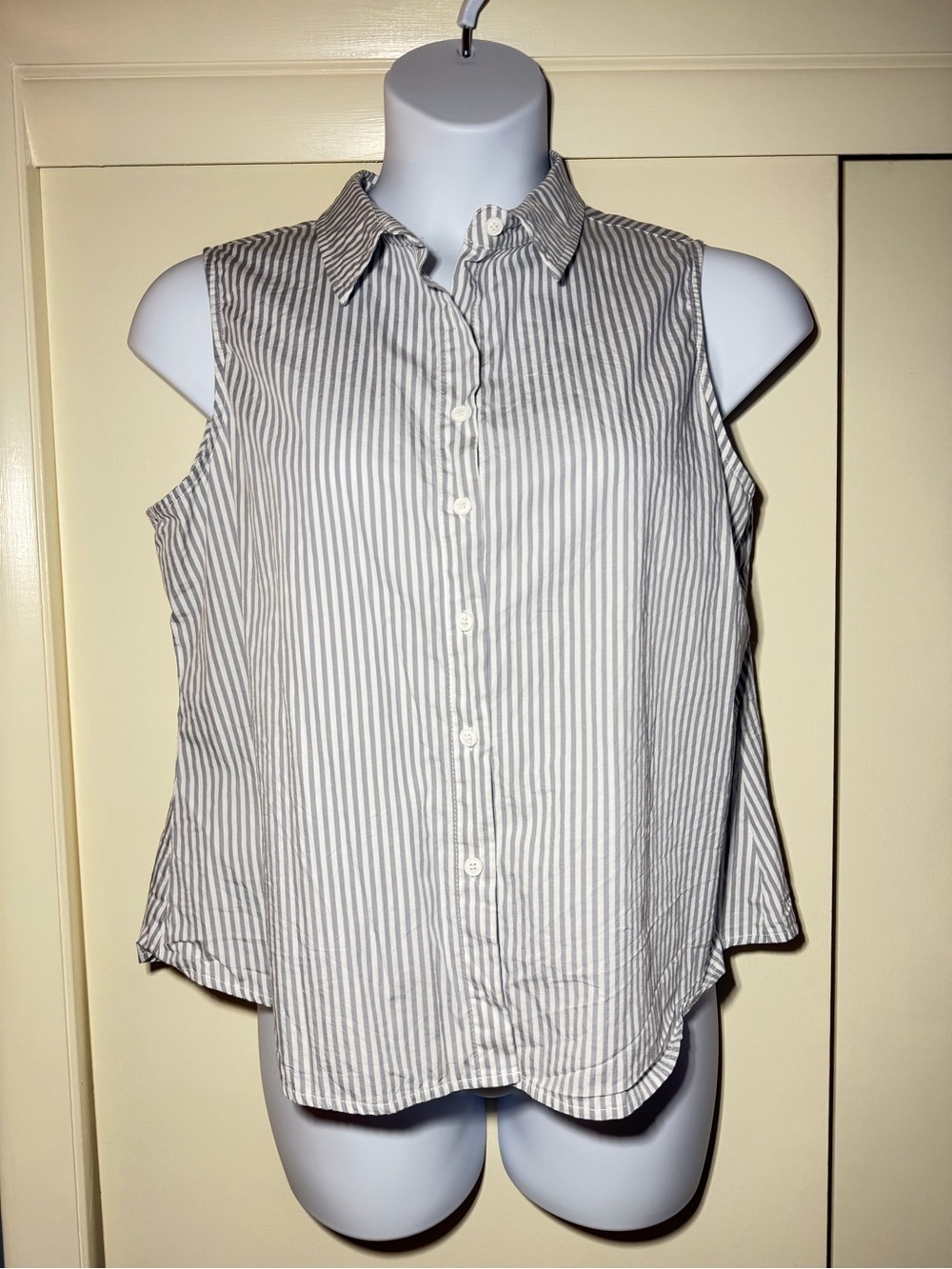 Sleeveless Button-Front Stripe Shirt - White & Gray Size XL